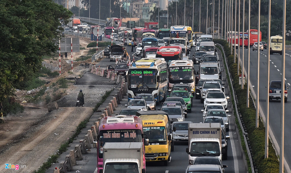 Tàu hỏa, xe khách chật cứng hành khách trở lại thành phố sau nghỉ lễ